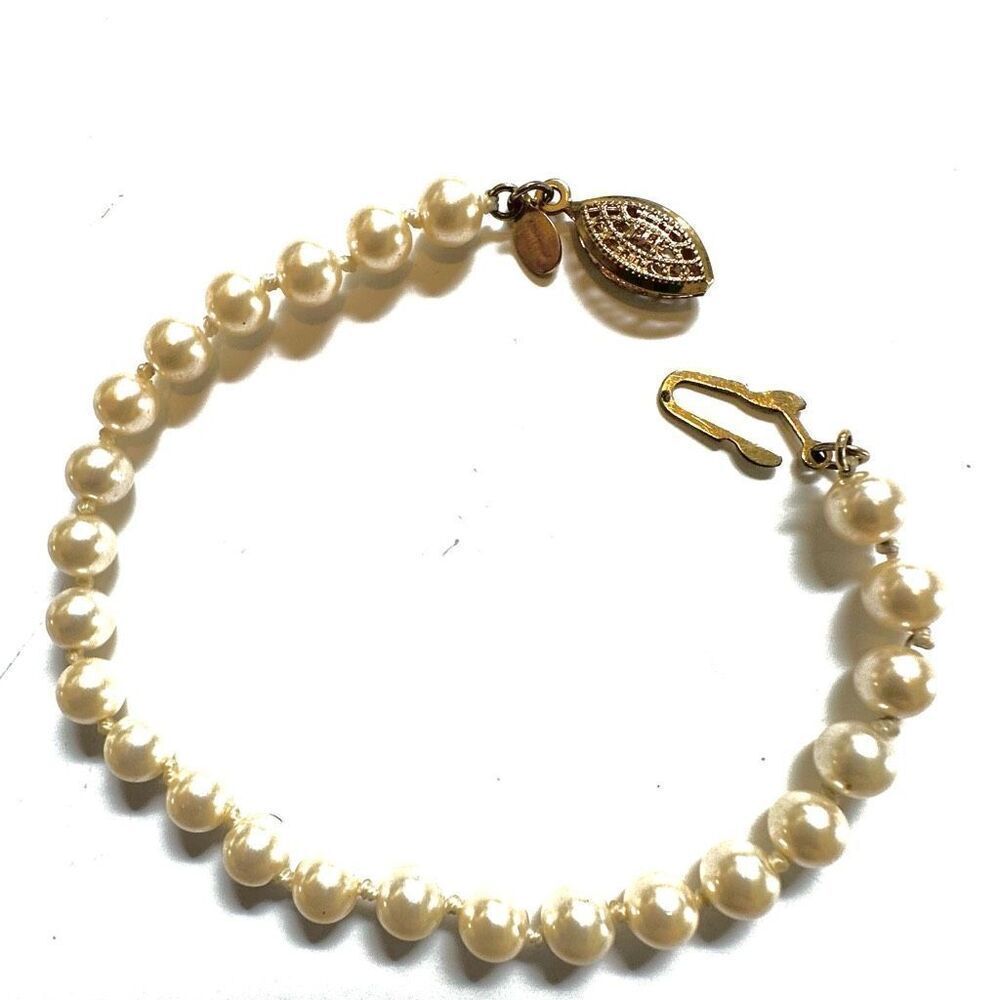 Avon Vintage faux pearl bracelet